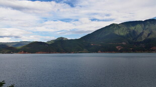 宁静湖泊与远山美景