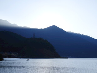 湖畔远山暮色美景