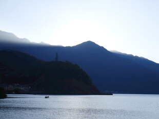 湖畔山峦美景