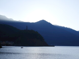 湖畔远山暮色美景