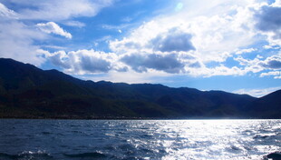 蓝天碧水间的湖山美景