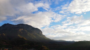 壮丽山峦与蓝天白云美景
