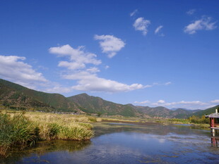湖畔风光 远山蓝天相衬