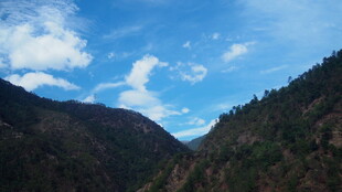 山间蓝天美景