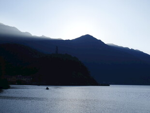 黄昏下的山水湖景
