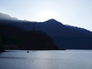 湖畔山峦暮色美景