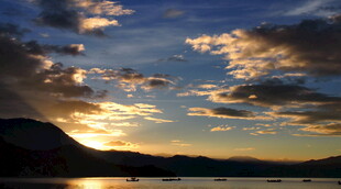 夕阳下的湖光山色美景
