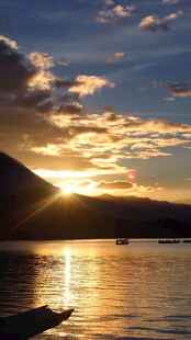 夕阳下波光粼粼的宁静水面