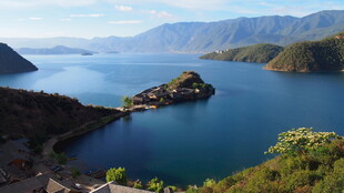 秀丽湖景中的湖心小岛