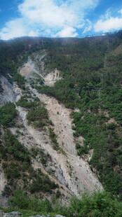 山间峡谷壮丽自然景观