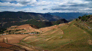 壮丽山峦风景图