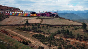 山坡上的多彩建筑景观