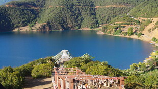 湖畔古建筑 自然风光迷人