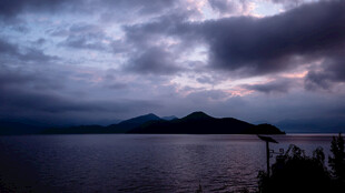 黄昏下的湖山美景