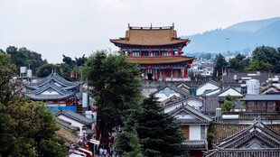 俯瞰中式古建筑群景观