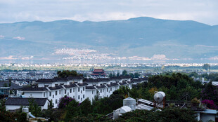 古城远景 山峦环抱的美景