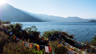 湖畔经幡 宁静山水景致