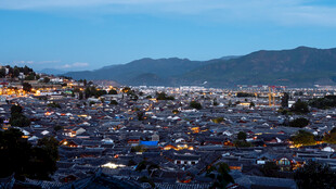 俯瞰城市与远山美景