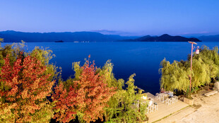 秋日湖畔美景