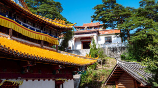 古雅中式建筑 山林中的美景