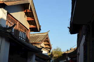 古巷中的中式传统建筑