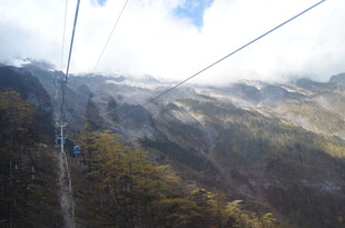 缆车穿梭于壮美山峦间