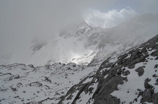 雪山云雾景观