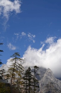 蓝天白云下的山林与山峰