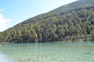 青山绿水间的澄澈湖水