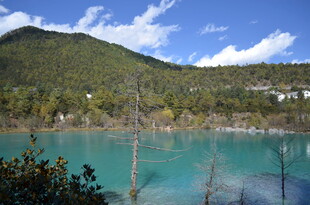 美丽的蓝绿色湖泊与山峦