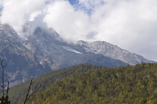 巍峨山峦云雾缭绕美景
