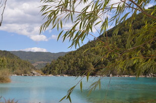 湖畔青山绿水秀丽风光