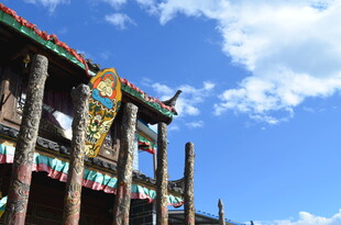 藏式建筑 蓝天白云下的风景