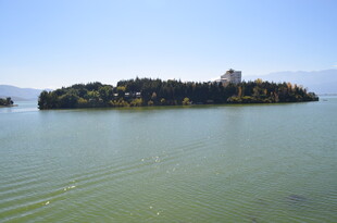 湖中小岛风景秀丽
