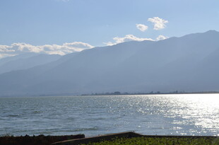 湖畔远山美景