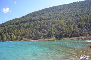 青山碧水间的美丽湖景
