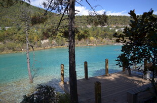 湖畔美景 青山绿水环绕