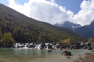 山间溪流旁的秀丽山水景