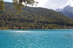 清澈蓝湖与远处山峦美景