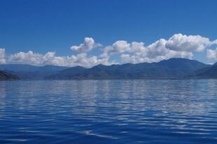 宁静湖面与远处山峦美景