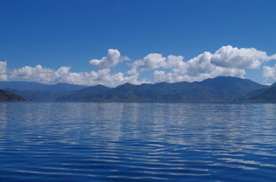 宁静湖水与远处山峦