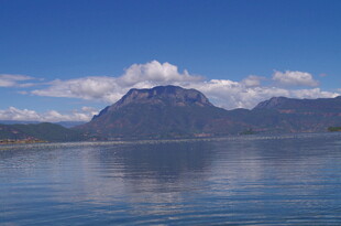 宁静湖景与远处巍峨山峦