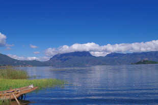 宁静湖畔小船与远山美景