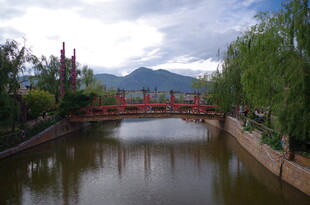 河畔红桥映景美如画