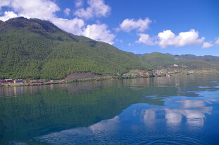 宁静湖山 蓝天白云倒影