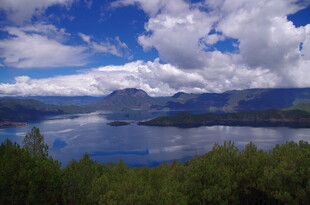 湖畔青山蓝天白云美景