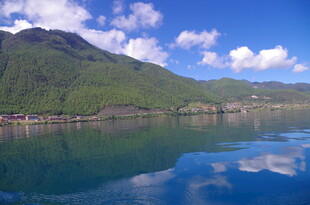 宁静山水间的美丽湖景