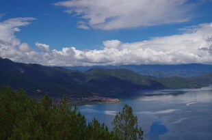 湖畔青山蓝天美景如画