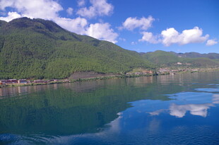 宁静山川下的澄澈湖水