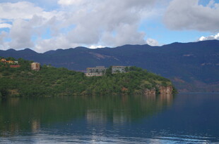 湖畔青山美景